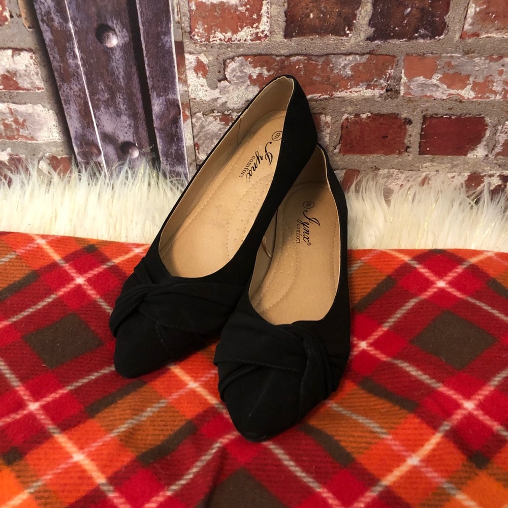 EUC Comfortable Black  Point Toe Flats Front Knot